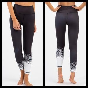 Zyia Grid Light n Tight leggings.  GUC- size 4.